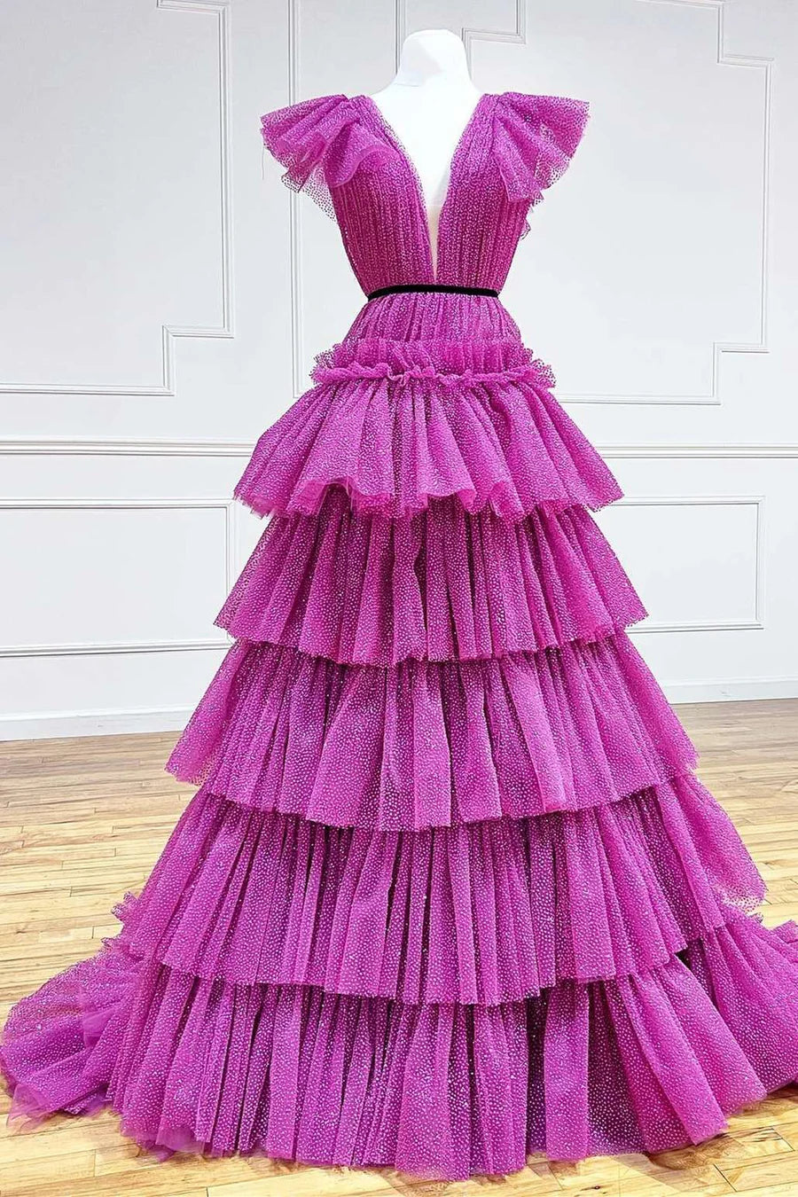 Vestido de fiesta multicapa con escote en V profundo, corte A y volantes